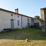 Semesterbostad Jolie Maison Ancienne Adaptee Aux Petits Groupes - Maison Peyri